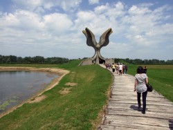 Jasenovac 4 prilaz spomeniku Cvet